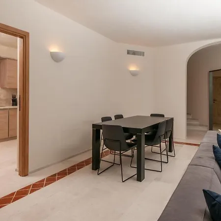 Sleeps 9 Pool Air Con Wifi * Abbiadori