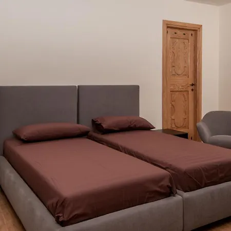 Sleeps 9 Pool Air Con Wifi * Abbiadori