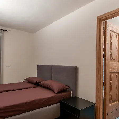 Sleeps 9 Pool Air Con Wifi